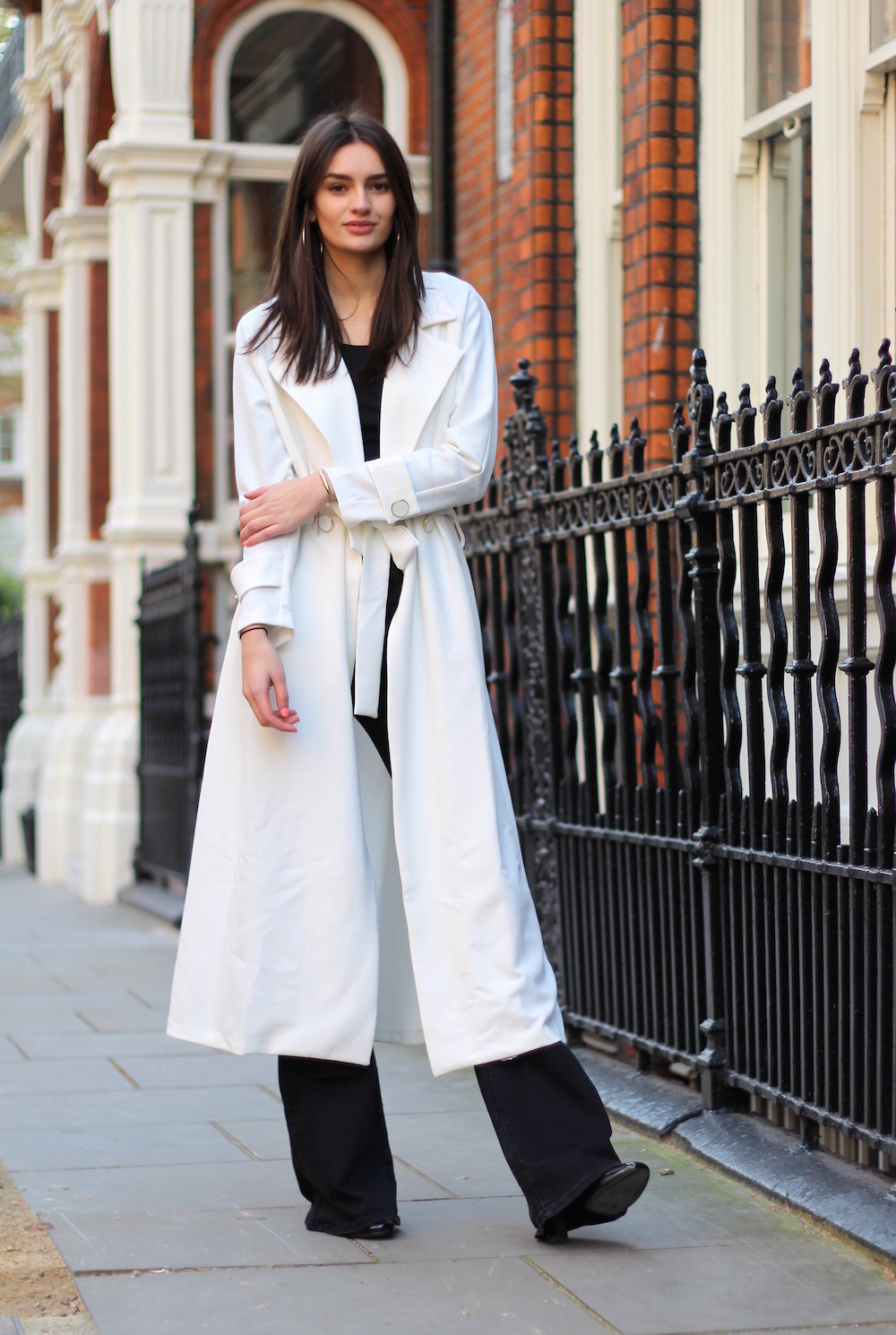 Style Blog to Watch: Peexo in white trench with black trousers