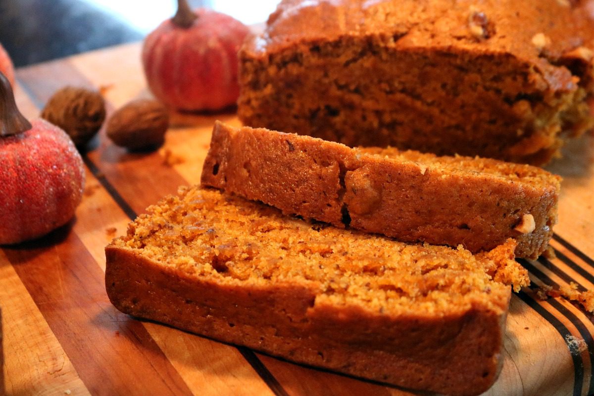 Easy Vegan Pumpkin Bread Recipe I DreaminLace.com