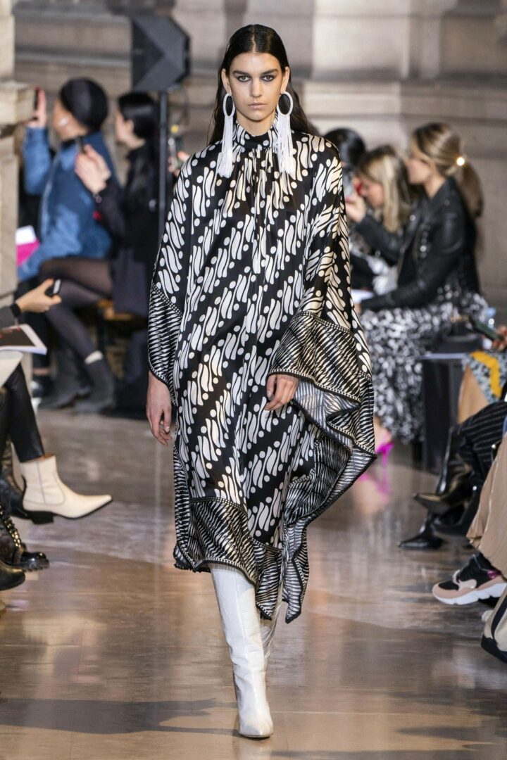 2019 Fall Fashion Trends to Wear Now I The Cape on Andrew Gn AW19 Runway #FallFashion #Runway #Trends #FashionBlog #Styleinspo
