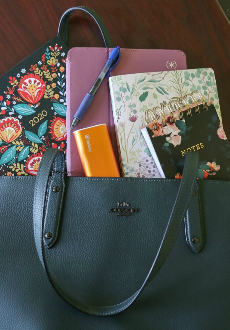 Go Inside My Work Bag I Everything I pack for working on DreaminLace while on-the-go
