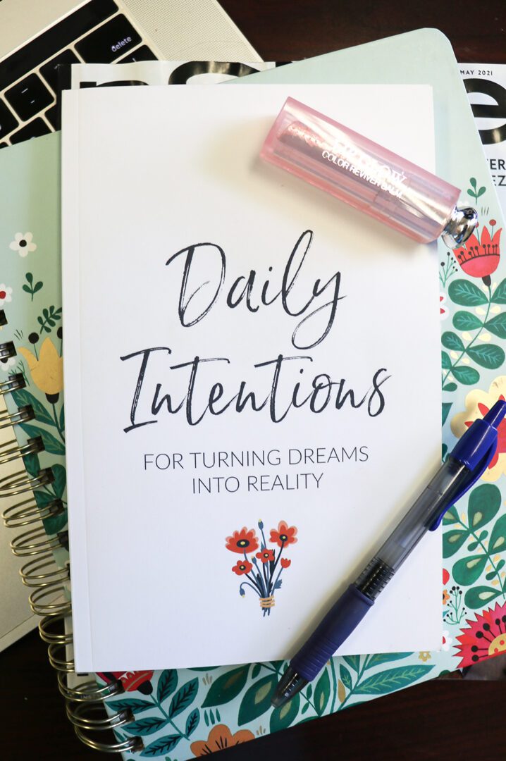 Goal Tracking Journal for Setting Daily Intentions and Staying Focused I DreaminLace.com #dailyinspo
