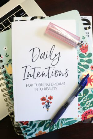 Goal Tracking Journal for Setting Daily Intentions and Staying Focused I DreaminLace.com #dailyinspo