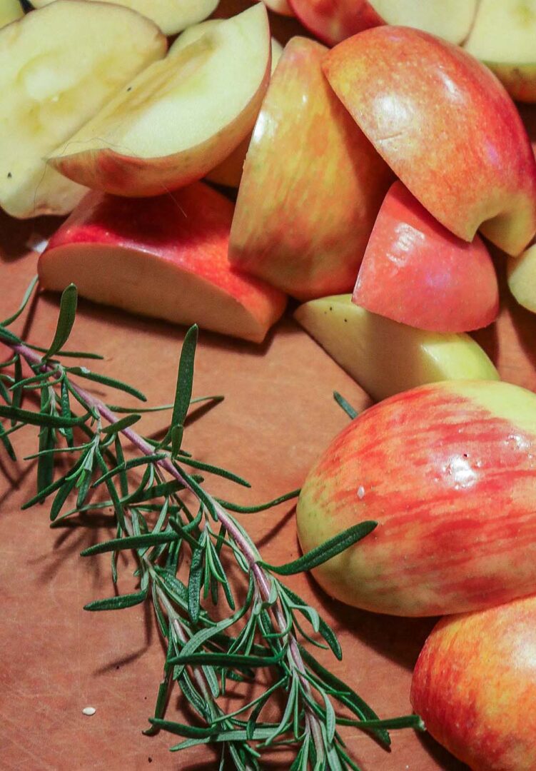 Easy Vegan Apple Buckle Recipe with Cranberry and Rosemary I dreaminlace.com #holidayrecipe