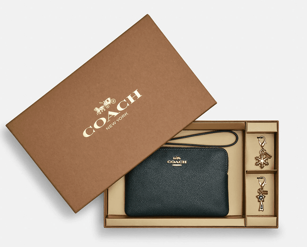 COACH Holiday Gift Ideas Under $50 I Wristlet and Bag Charm Set #fashionstyle #giftsforher