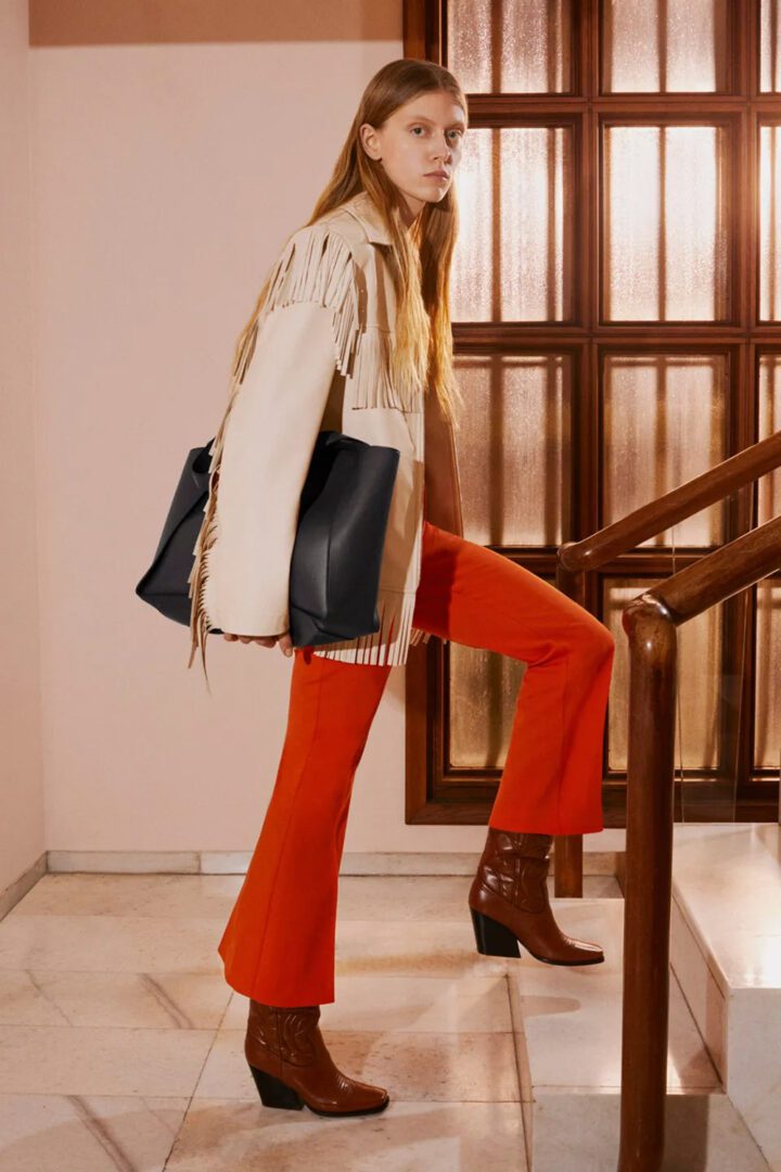 Stella McCartney Pre-Fall 2022 Collection I Rust cropped trousers, fringe faux leather jacket and oversized tote bag #fashionstyle #ootdstyle
