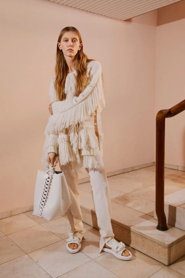 Stella McCartney Pre-Fall 2022 Collection I fringed oversized wool sweater, cream trousers and chained tote bag #fashionstyle #ootdstyle