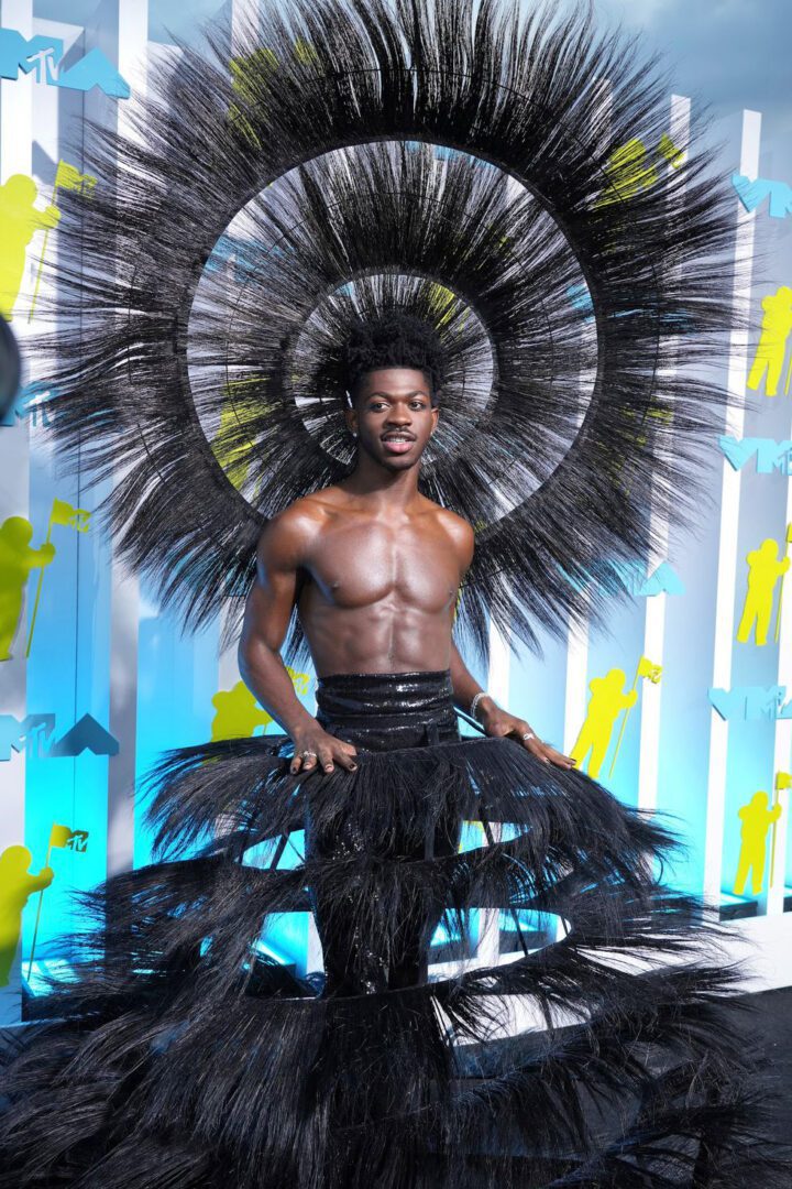 2022 VMAs Fashion Looks I Lil Nas X in Harris Reed headpiece and voluminous skirt #fashionstyle