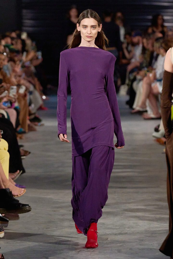 Best NYFW Spring 2023 Looks I Tibi Eggplant Purple Tunic and Relaxed Oversized Knit Trousers #fashionstyle