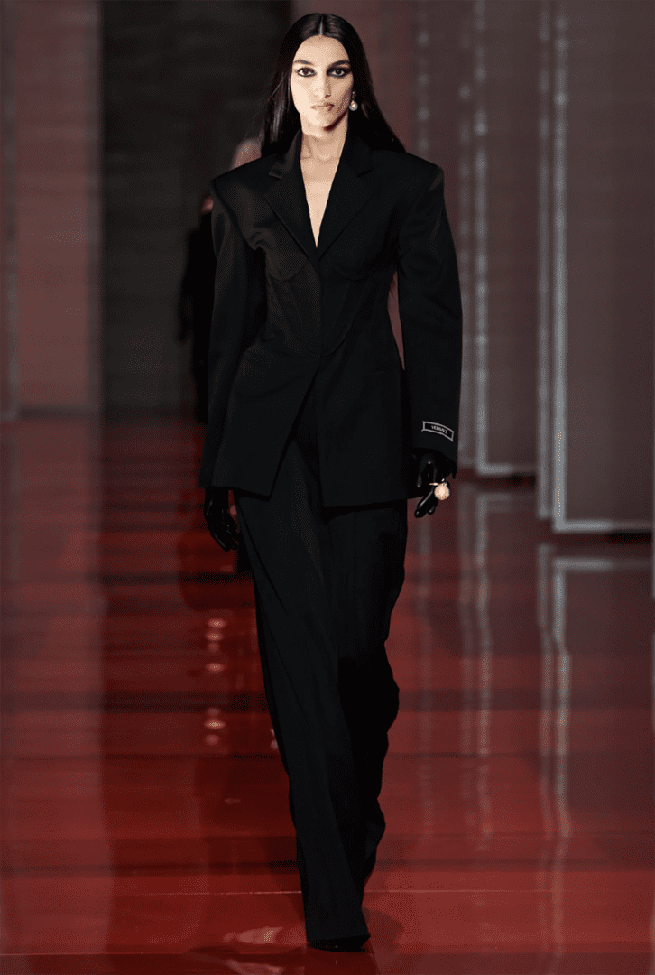 Versace Fall 2022 Collection I Black relaxed trousers and oversized blazer pantsuit #fashionstyle #ootdstyle