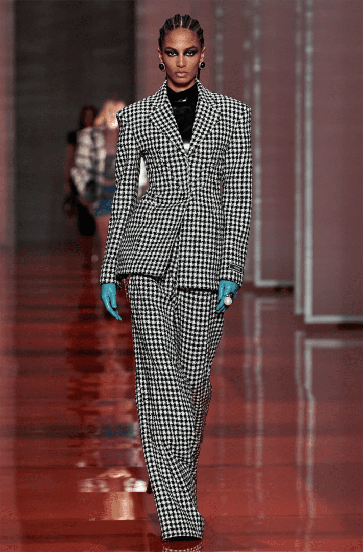Versace Fall 2022 Collection I Houndstooth Blazer Jacket with Relaxed Trousers Pantsuit #fashionstyle #ootdstyle