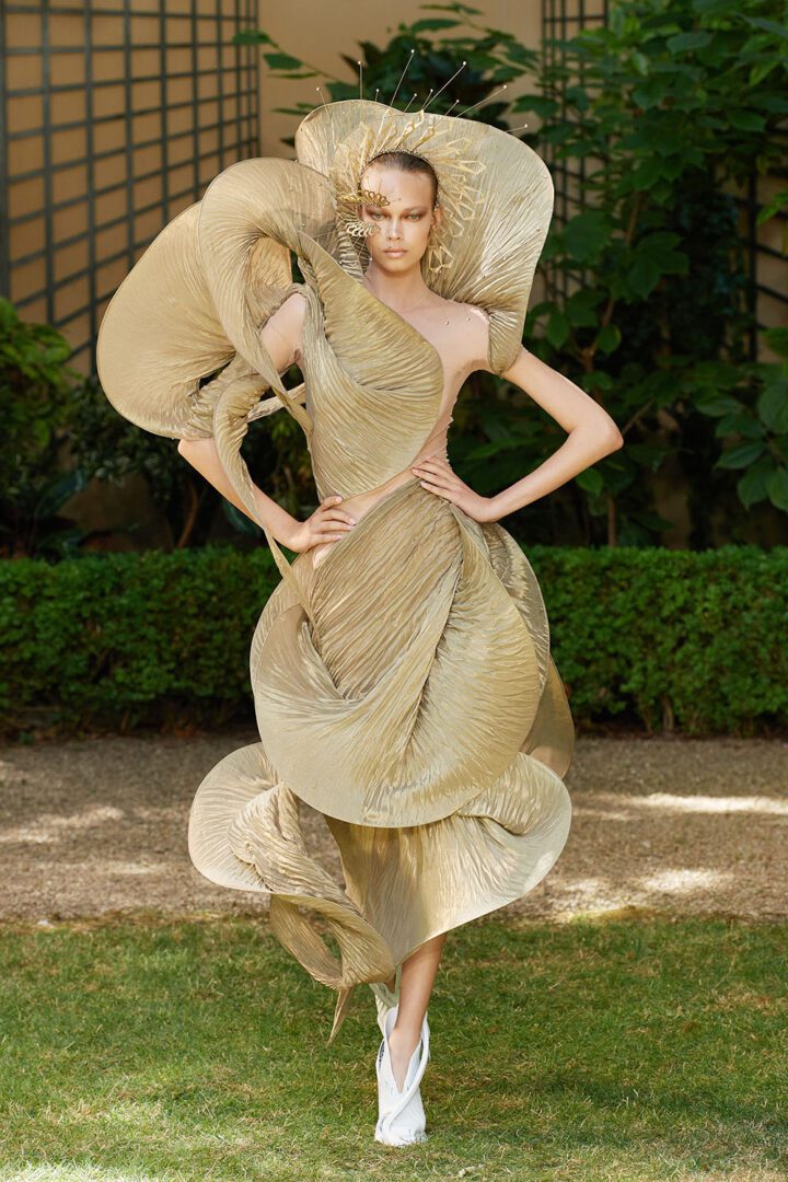 Best Fall 2023 Couture Looks I Iris Van Herpen Gold