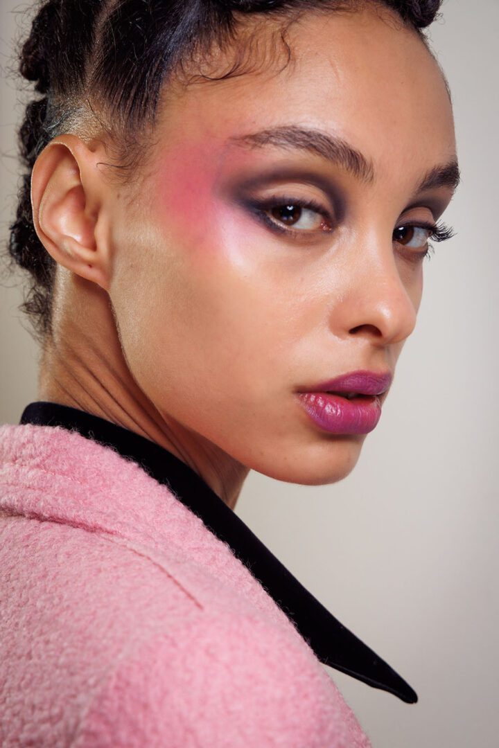 Giorgio Armani's placement of bold blush beside the eye is one of the easiest Fall 2023 makeup trends to add to your beauty routine this season.